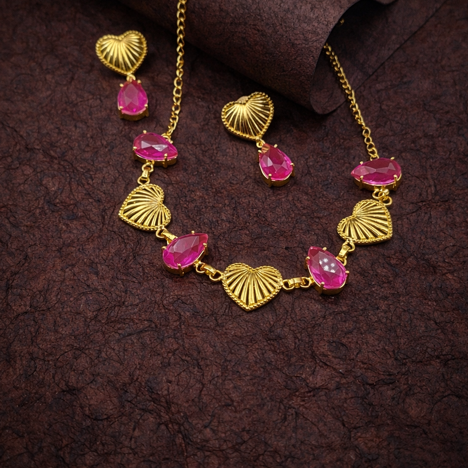 Gold Heart Design Necklace Set Elegant Statement Jewelry for Women