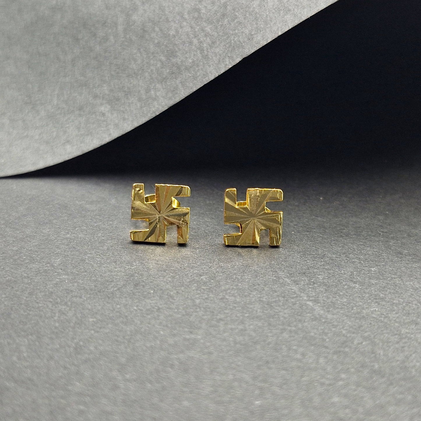 Minimalist Plain Striped Heart Gold Stud Earrings ST02-GLD