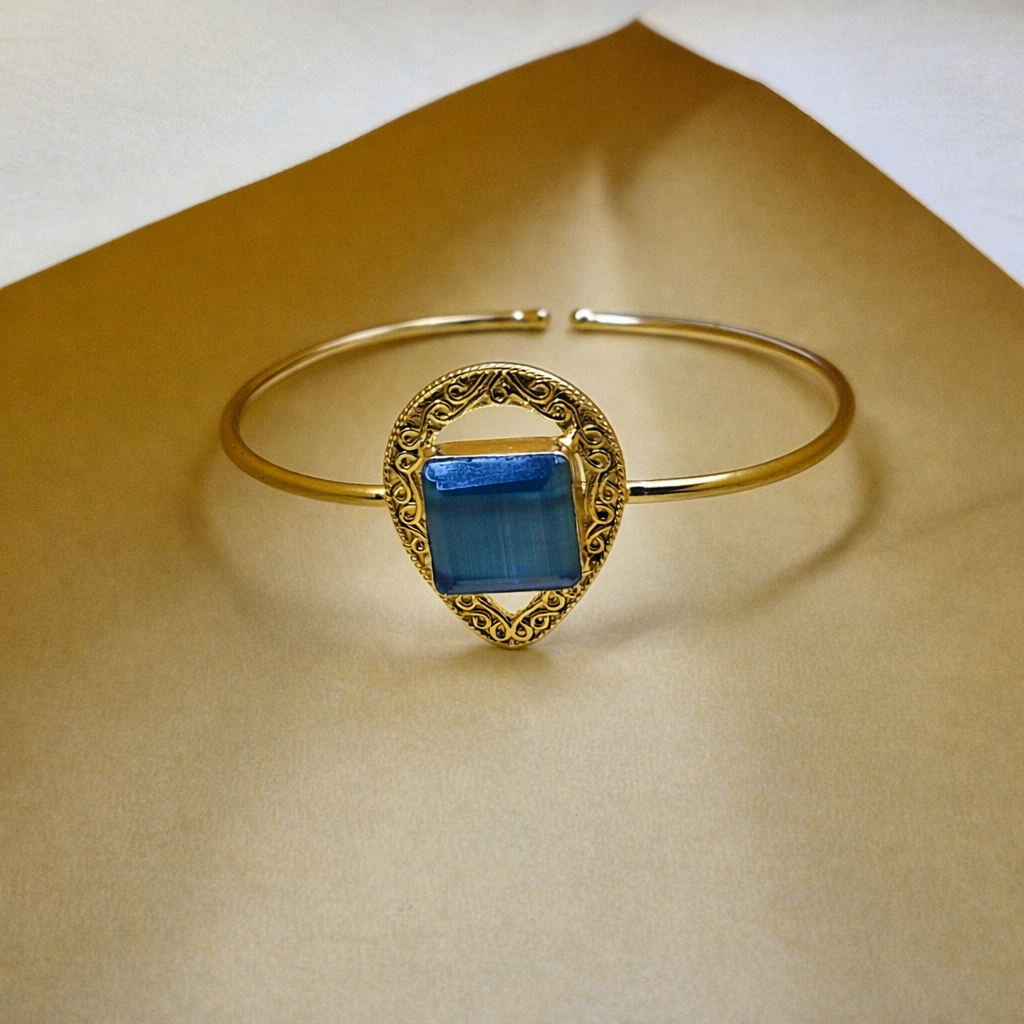 Elegant Gold Open Cuff Bracelet with Vintage Center Design BSW01-GLD