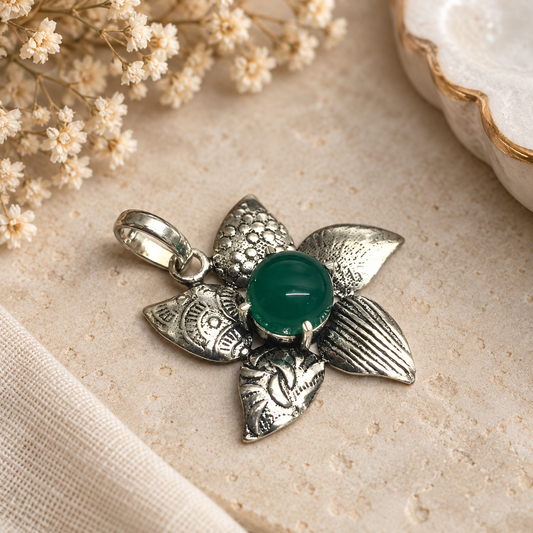 Green Onyx Gemstone Floral Pendant, Silver Tone Boho Jewelry PEN420-SLV-NGO01