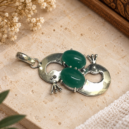 Green Onyx Stone Frog Pendant, Silver Tone Boho Jewelry PEN421-SLV-NGO02
