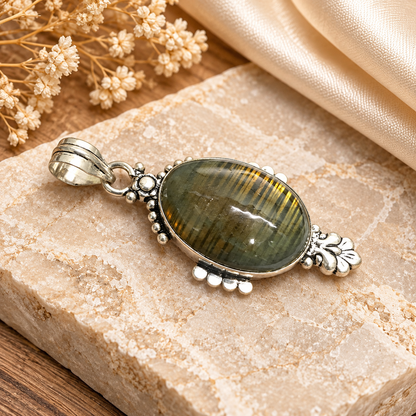 Labradorite Pendant, Oval Gemstone Antique Silver Jewelry PEN598-SLV-NLBD01