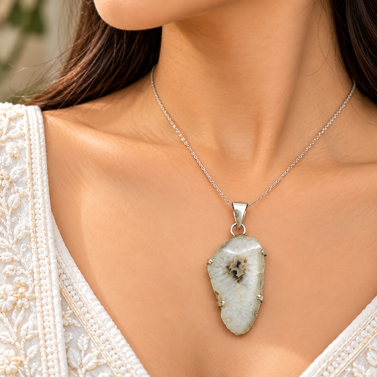 White Geode Agate Pendant, Natural Stone Boho Jewelry PEN712-SLV-NGDAG01