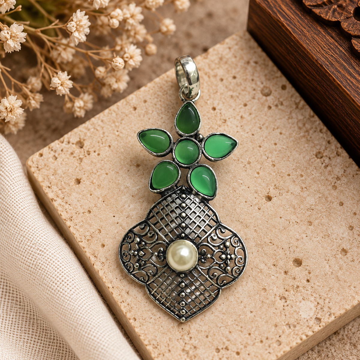 Green Quartz Pearl Pendant, Vintage Silver Tone Boho Charm PEN729-SLV-LPRL-LQUA07