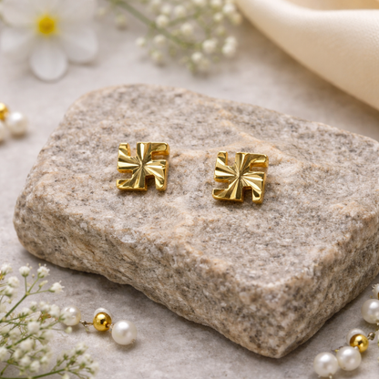 Minimalist Plain Striped Heart Gold Stud Earrings ST02-GLD